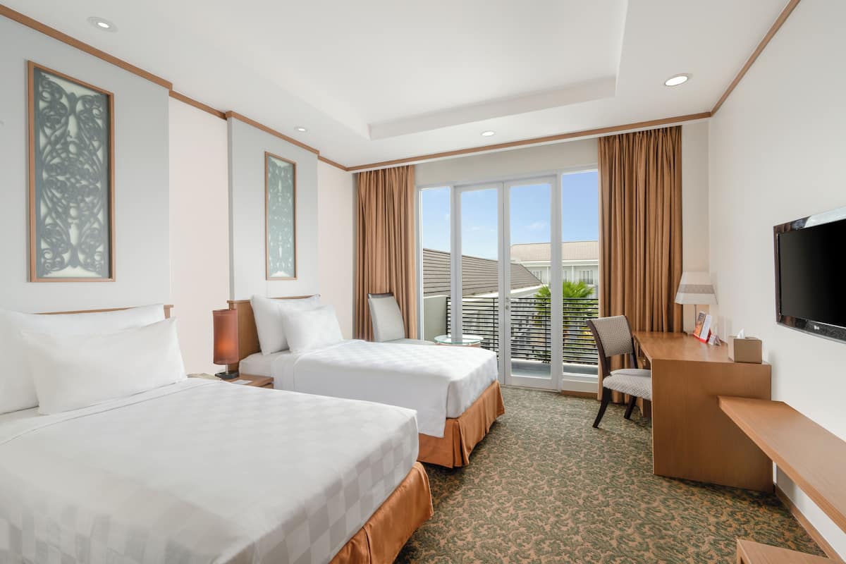 Deluxe Twin Room, Pool View | 1 bilik tidur, bar mini, peti besi dalam bilik, meja