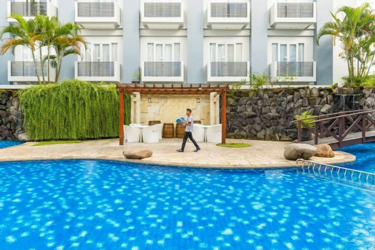 Deluxe Pool Access
