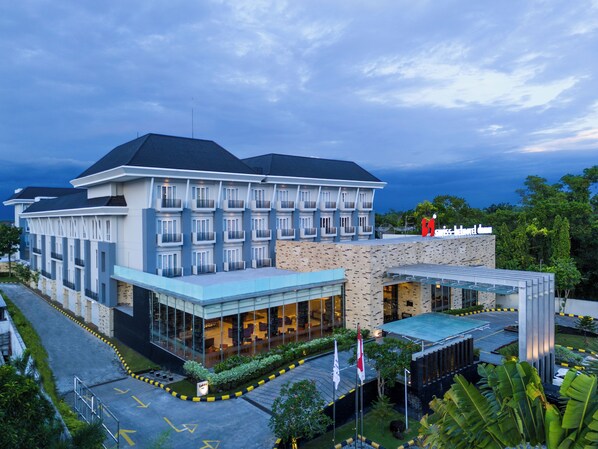 A modern hotel with a multi-story structure, large windows, and a rooftop terrace. - Swiss-Belhotel Danum Palangkaraya (Palangkaraya)