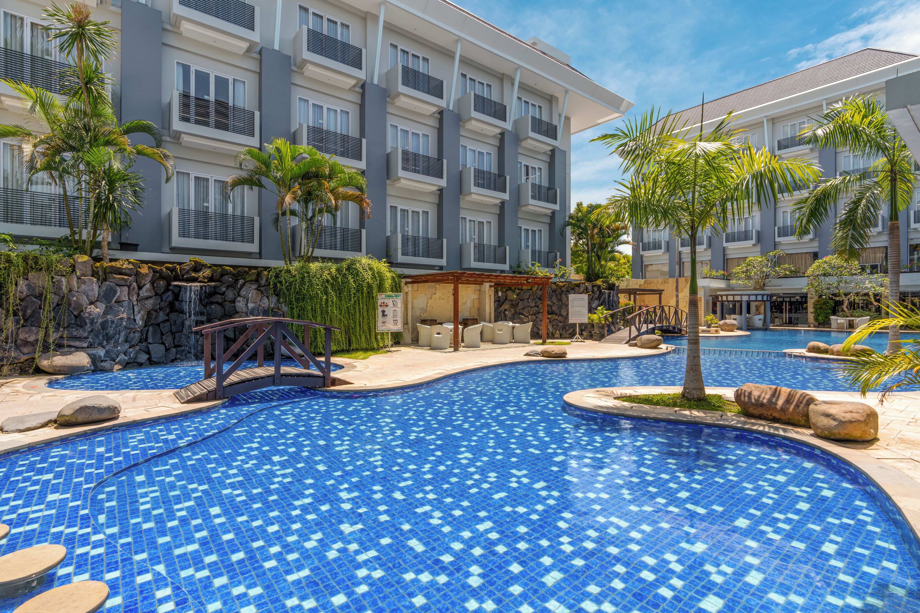 Außenpool, geöffnet von 06:00 Uhr bis 18:00 Uhr, Liegestühle