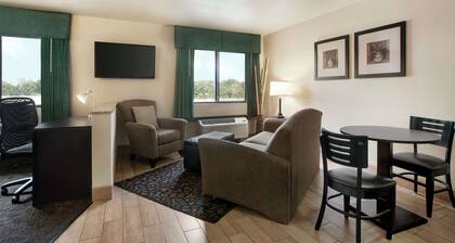 Travelodge by Wyndham Livonia