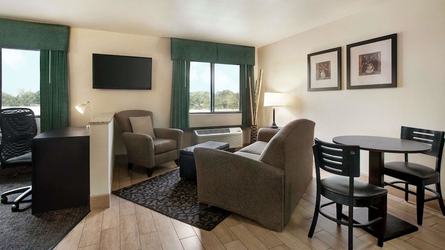 Travelodge by Wyndham Livonia