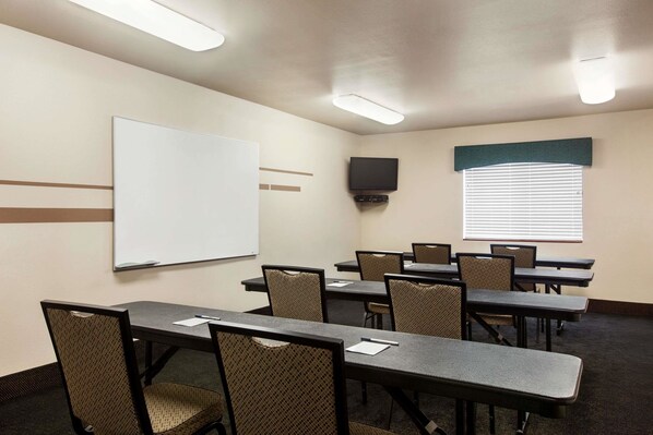 Meeting facility - Travelodge by Wyndham Livonia (Livonia)