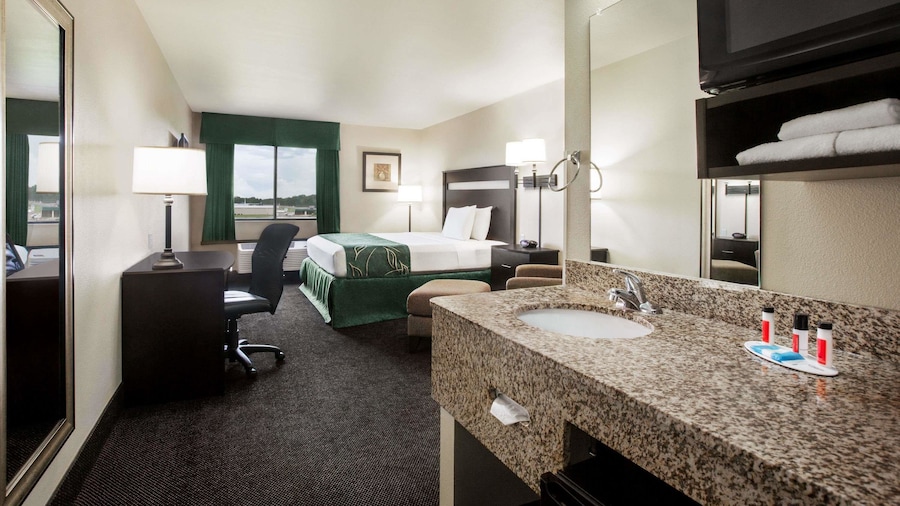Travelodge by Wyndham Livonia