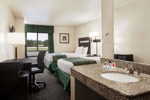 Desk, blackout drapes, soundproofing, iron/ironing board - Travelodge by Wyndham Livonia (Livonia)