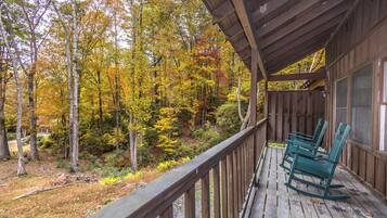 Family Cabin, 1 Bedroom, Kitchenette, Hill View | Terrace/patio