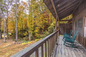 Family Cabin, 1 Bedroom, Kitchenette, Hill View | Terrace/patio