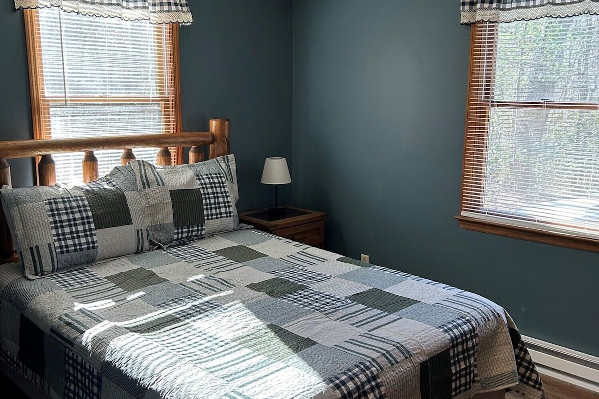 Cabane Économique, 1 grand lit, cheminée