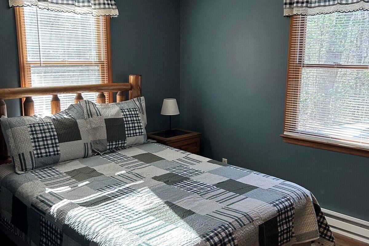 Economy-Ferienhütte, 1 Queen-Bett, Kamin | 2 Schlafzimmer, individuell dekoriert, individuell eingerichtet