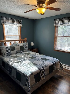 Economy Cabin, 1 Queen Bed, Fireplace