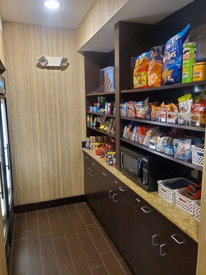 Snack bar - Hampton Inn & Suites Jamestown, ND (Jamestown)