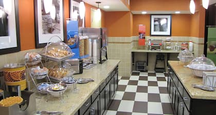 Hampton Inn & Suites Jamestown, ND