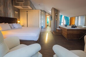 King Suite | Minibar, caja de seguridad en la habitación y escritorio 