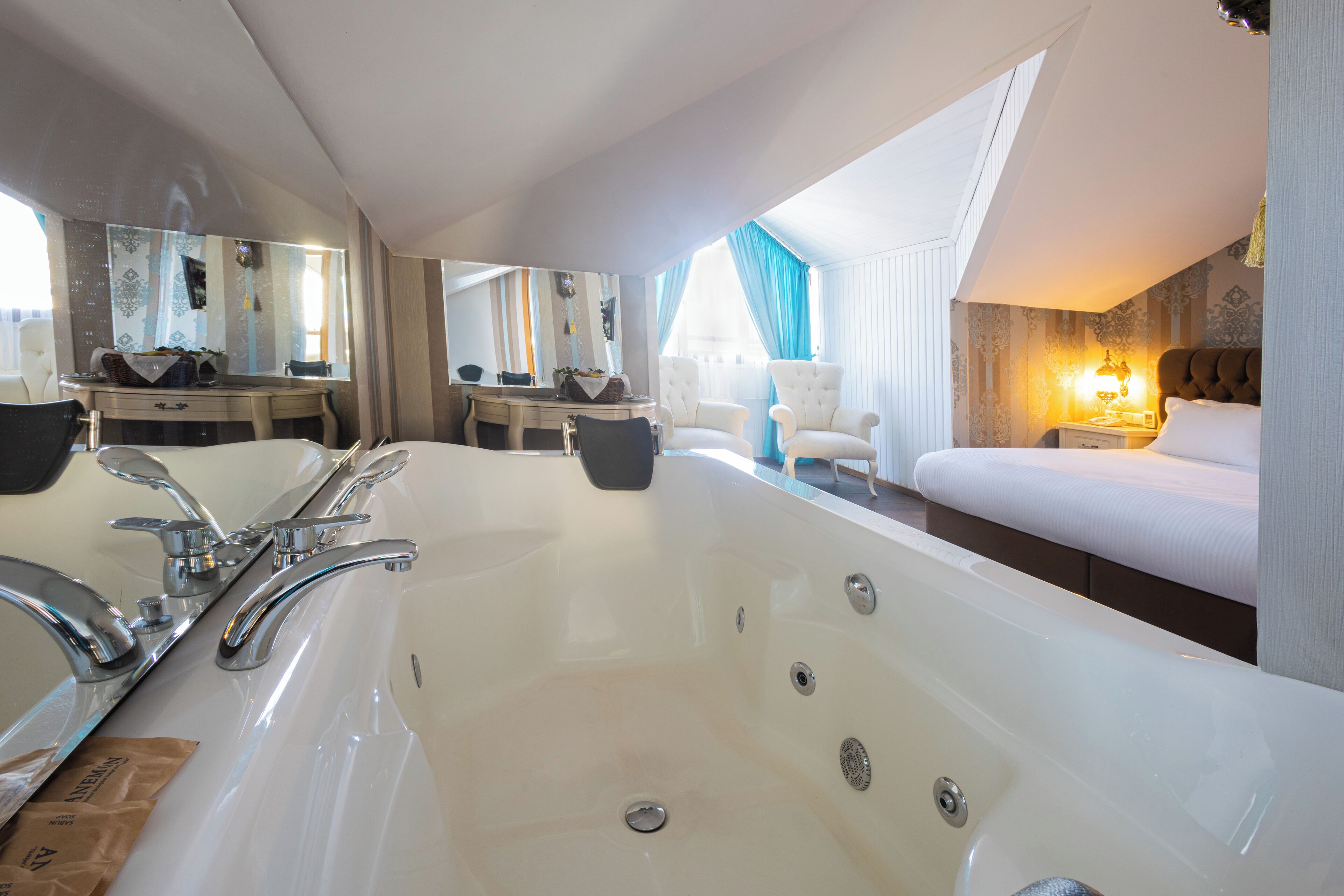 king suite | jetted bathtub