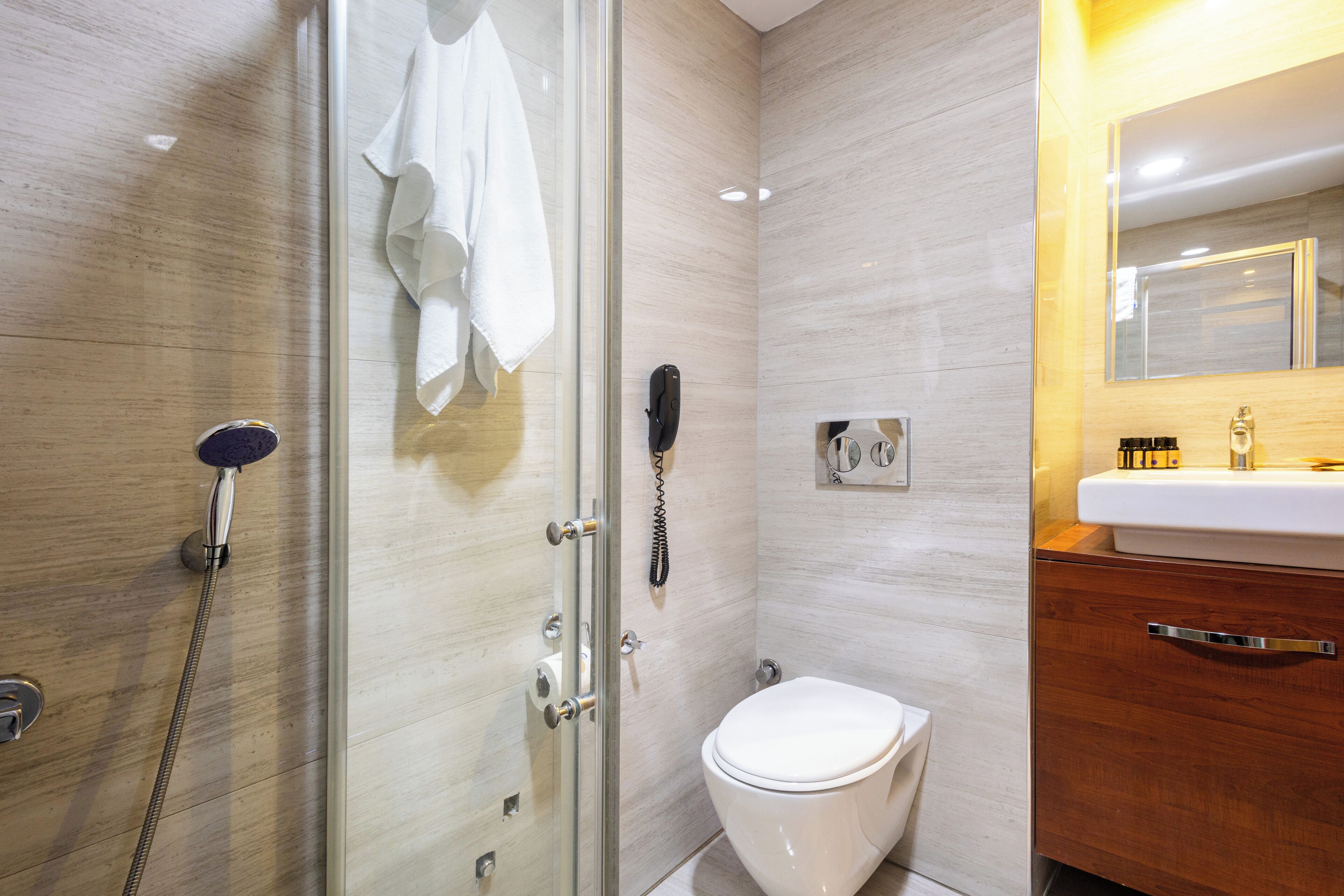 combined shower/bathtub, deep-soaking bathtub, free toiletries