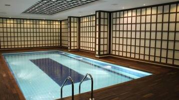 Indoor pool, sun loungers