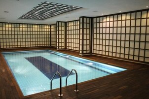 Una piscina cubierta (de 12:00 a 00:00), tumbonas