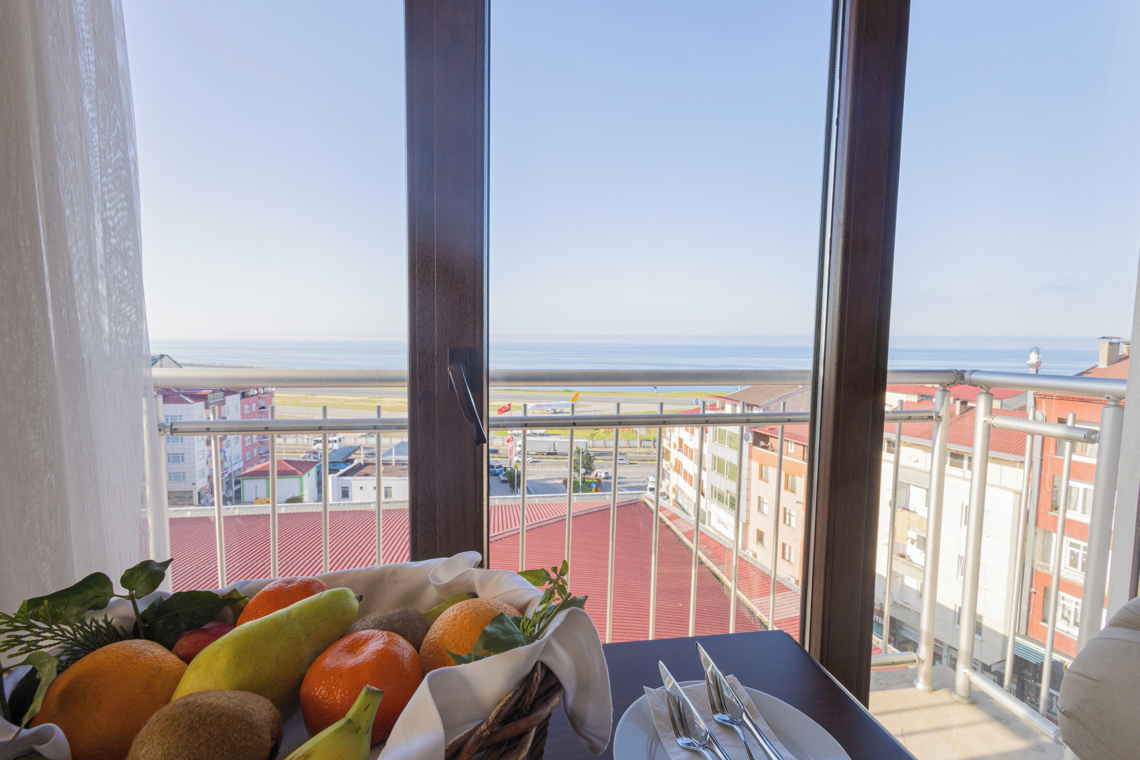 Sviitti | Minibaari, tallelokero huoneessa, työpöytä