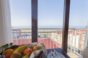 Minibar, coffres-forts dans les chambres, bureau