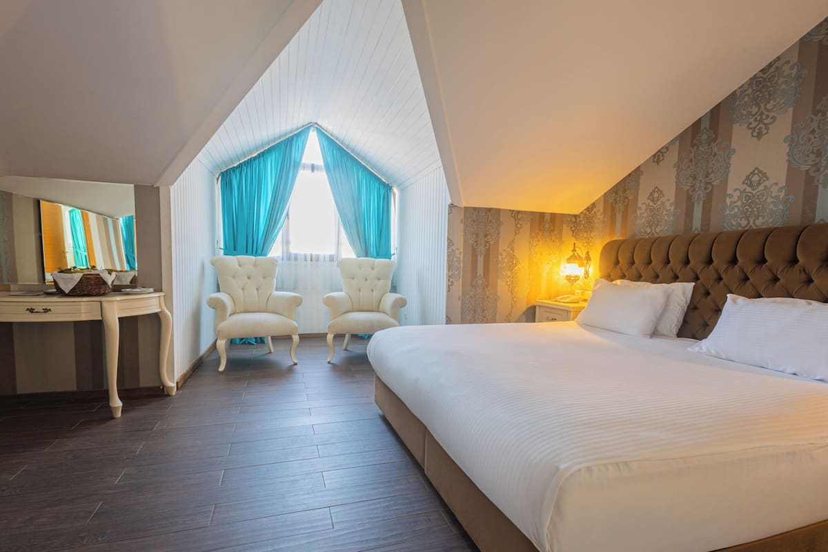 King Suite | Minibar, in-room safe, desk, laptop workspace