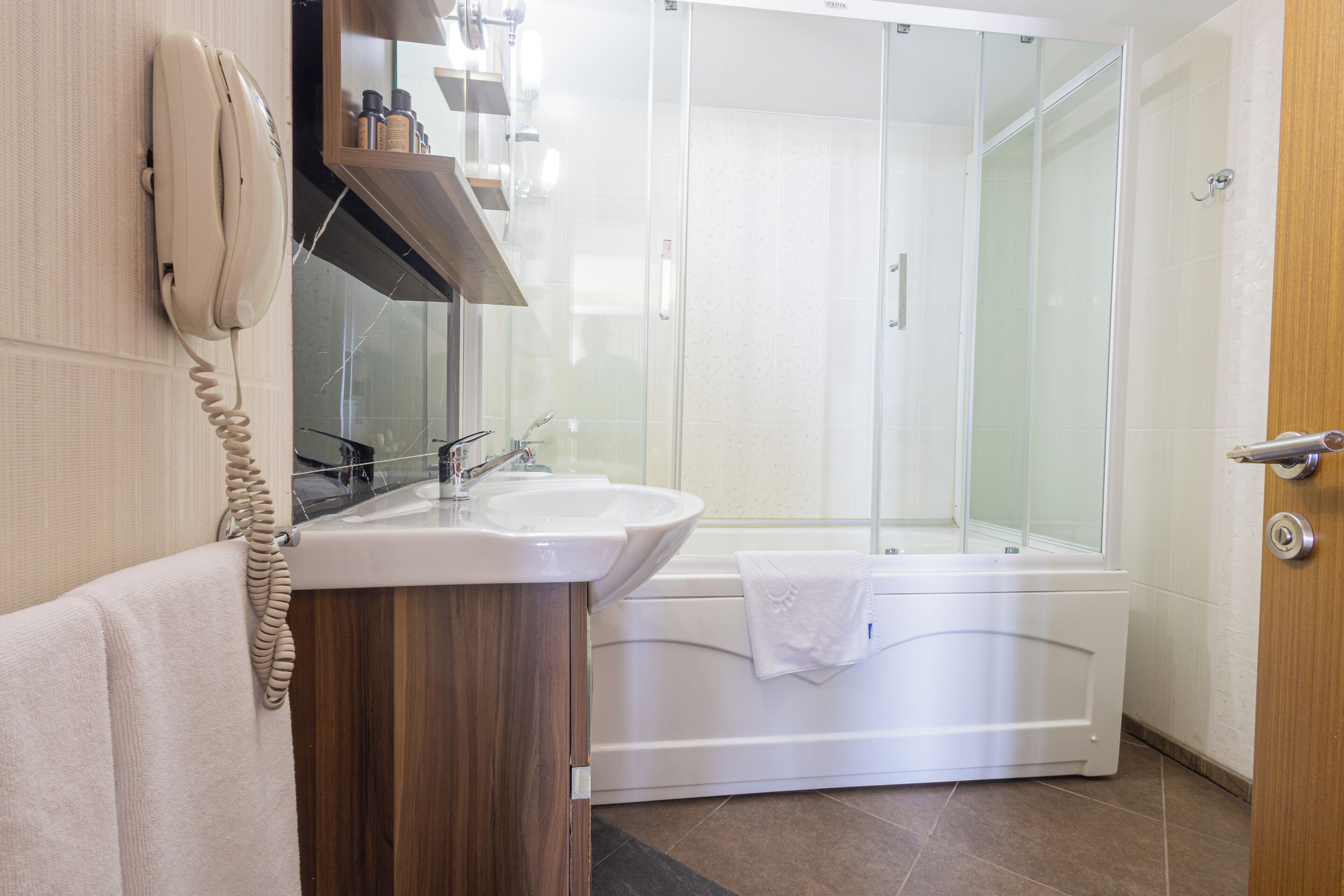 family suite, sea view | bathroom | combined shower/bathtub, deep-soaking bathtub, free toiletries