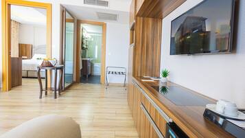 Suite | Bathroom | Combined shower/bathtub, deep-soaking bathtub, free toiletries