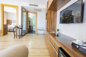 Suite | Baño | Ducha y bañera combinadas y bañera profunda