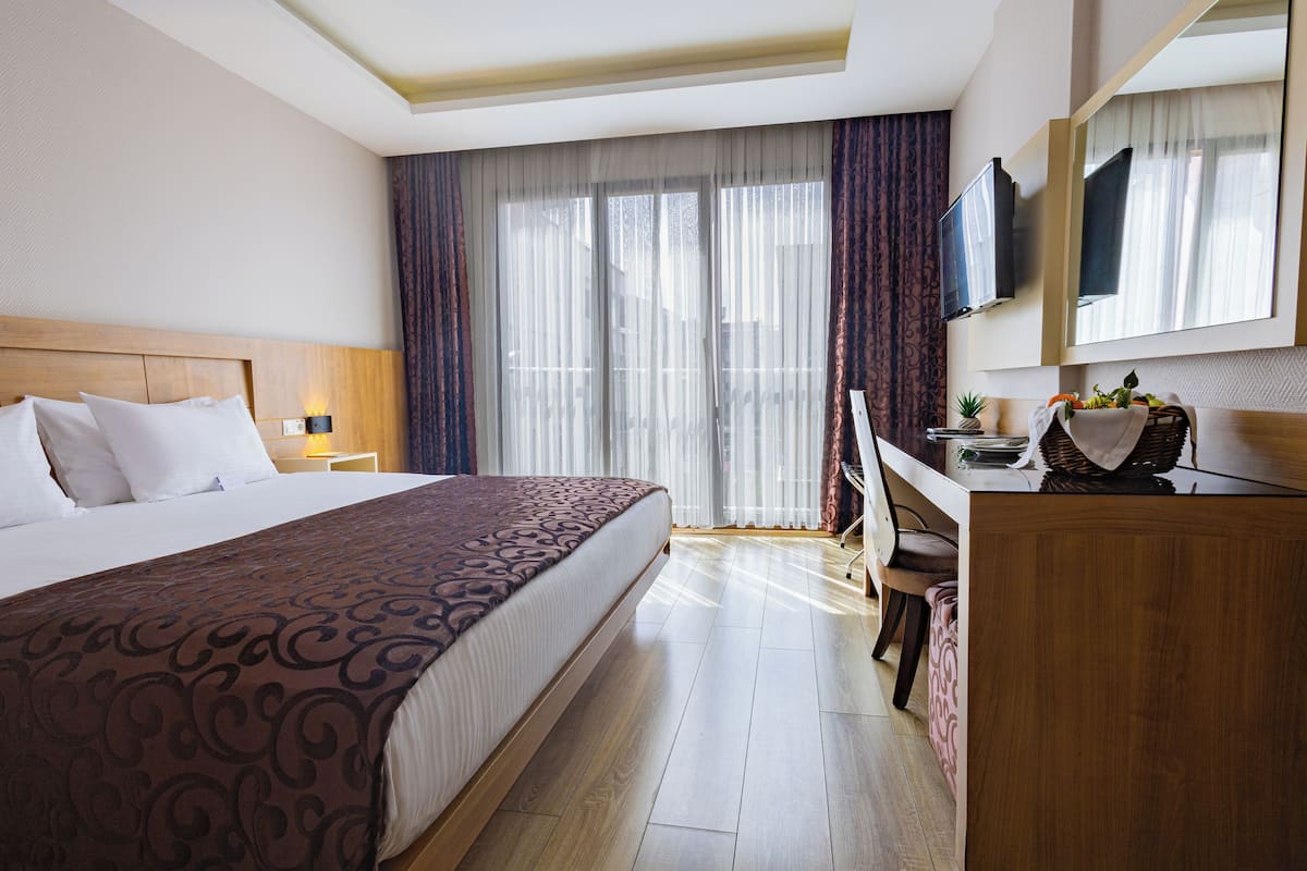 Deluxe Room | Minibar, in-room safe, desk, laptop workspace