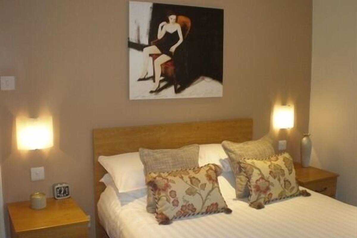 Habitación doble, baño en la habitación | Camas extra y wifi gratis