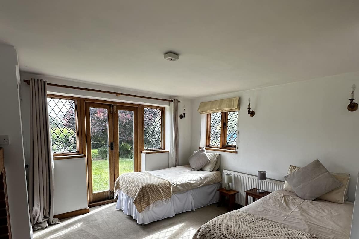 Habitación con 2 camas individuales, baño privado (only shower available)