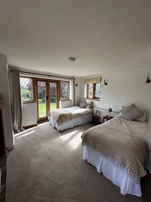 Phòng, phòng tắm riêng (only shower available)