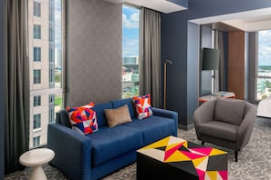 Suite, 1 kingsize-seng, hjørnerom | Oppholdsrom | En 42-tommers LCD-TV med kabel-kanaler samt TV