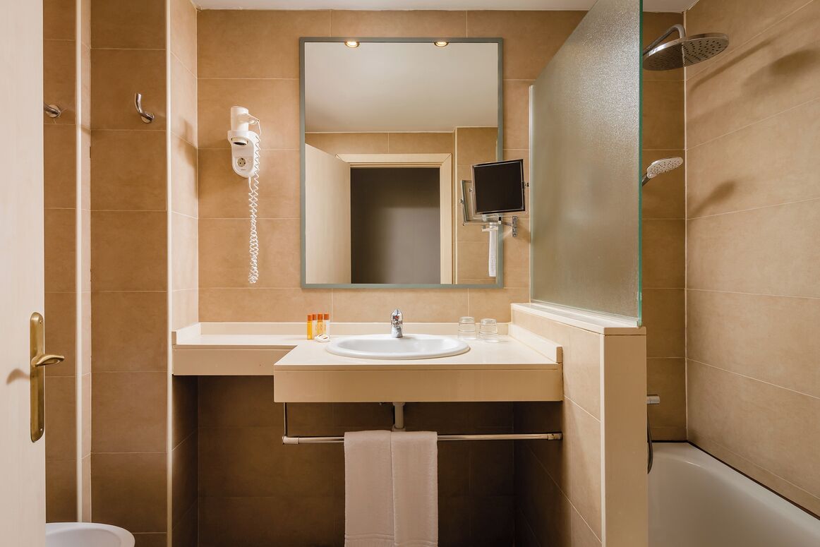 shower, rainfall showerhead, free toiletries, hair dryer