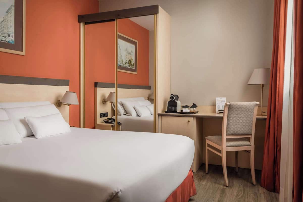 Kamar Double Comfort | Minibar, brankas, meja kerja, dan ruang kerja ramah laptop