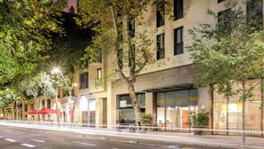 A building with a Club Central sign, trees, and a street with light trails. - Petit Palace Trencadis (Barcelona)