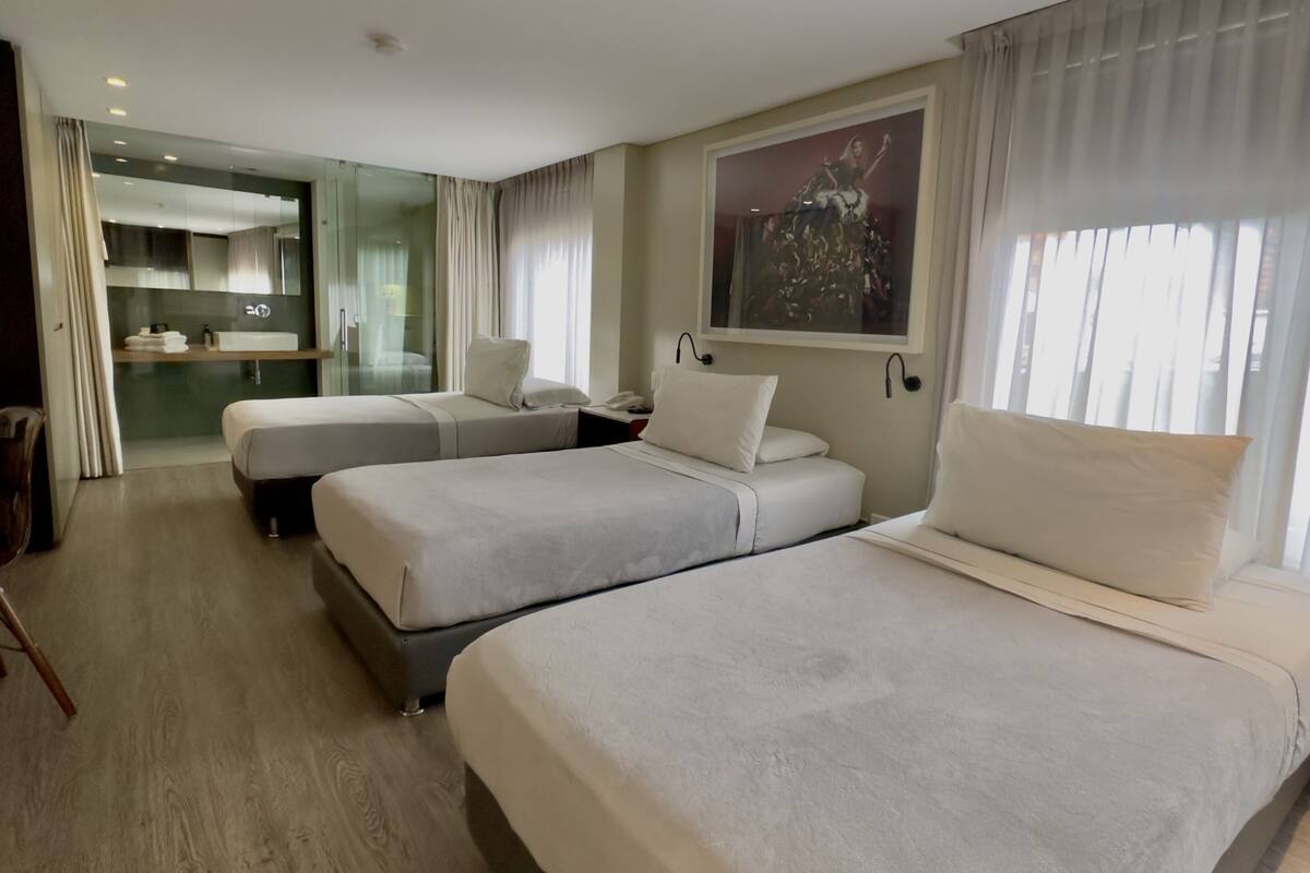 Suite (Triple) | Minibar, safe på rommet, skrivebord og lydisolert