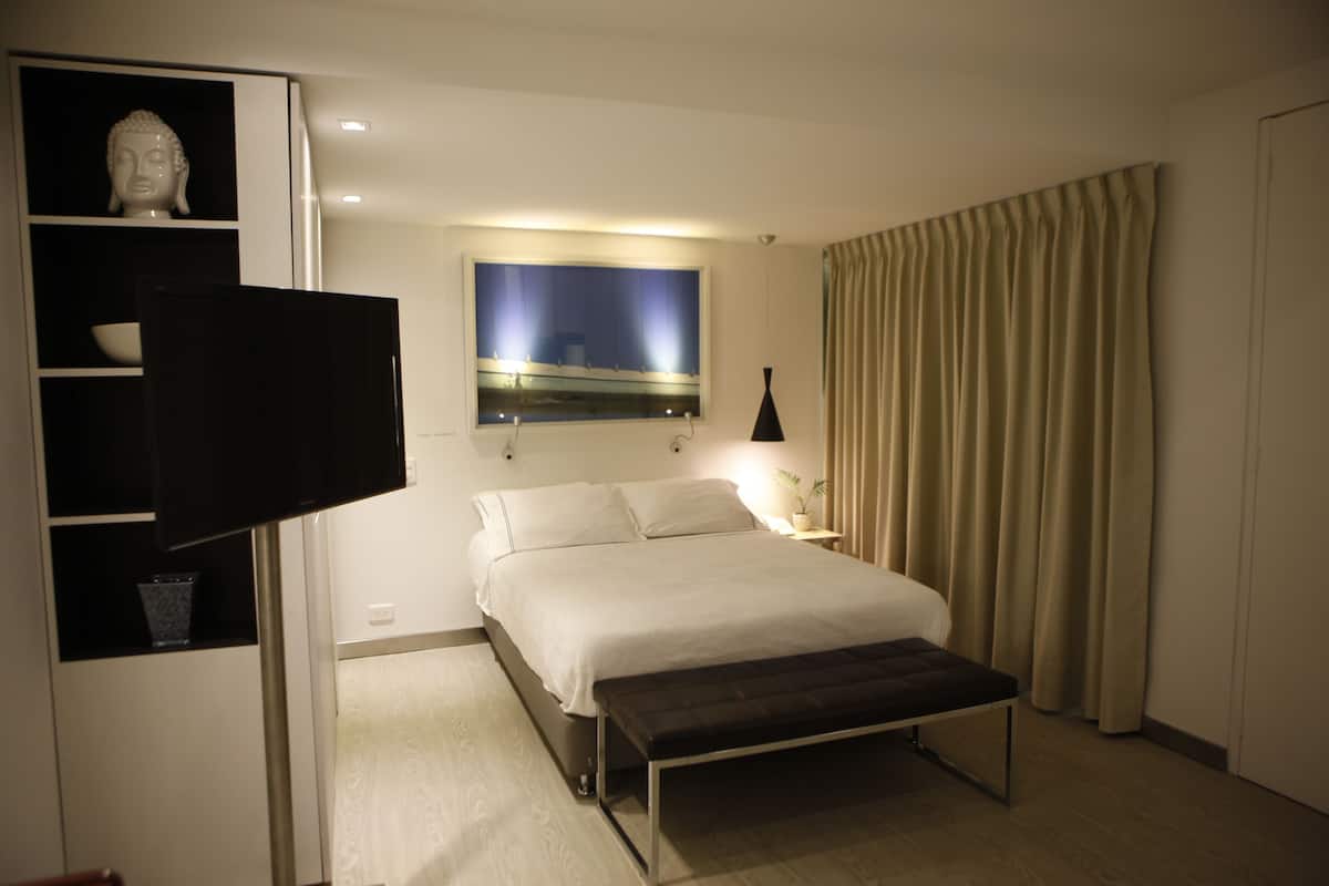 Suite (Single) | Minibar, safe på rommet, skrivebord og lydisolert