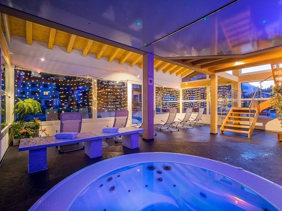 Indoor spa tub
