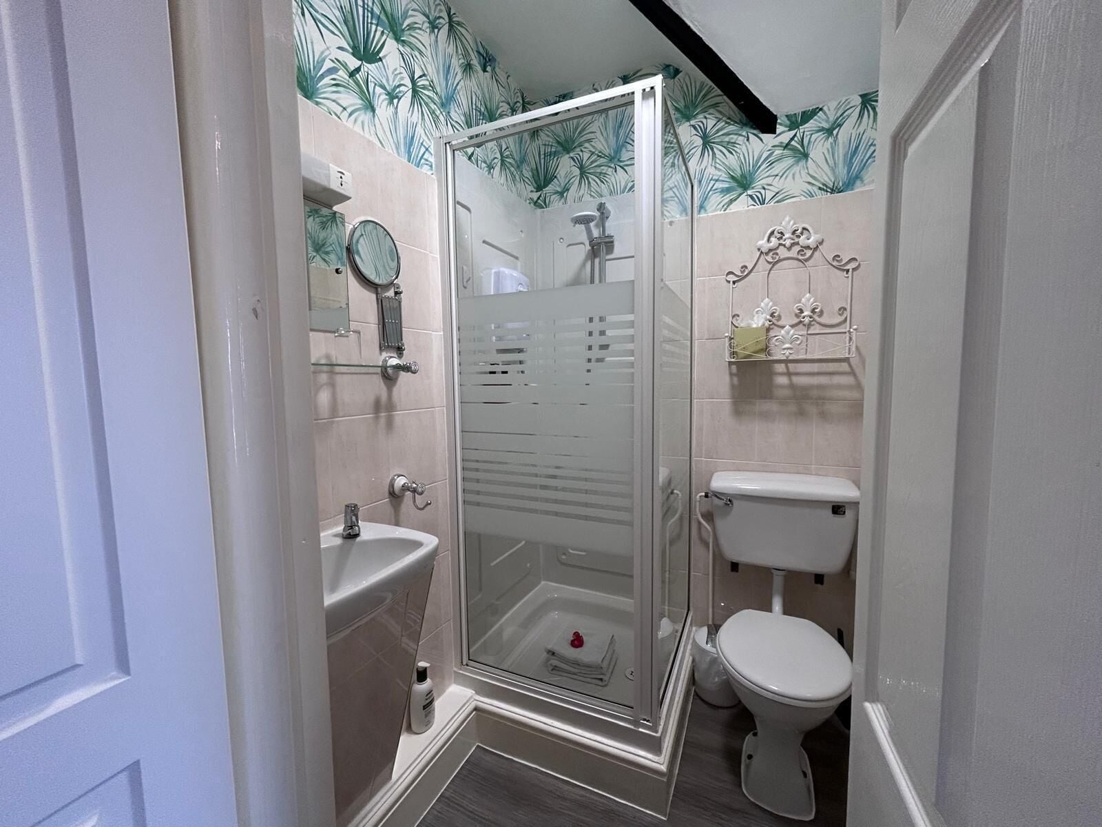 Chambre avec lits jumeaux, salle de bains attenante | Salle de bain