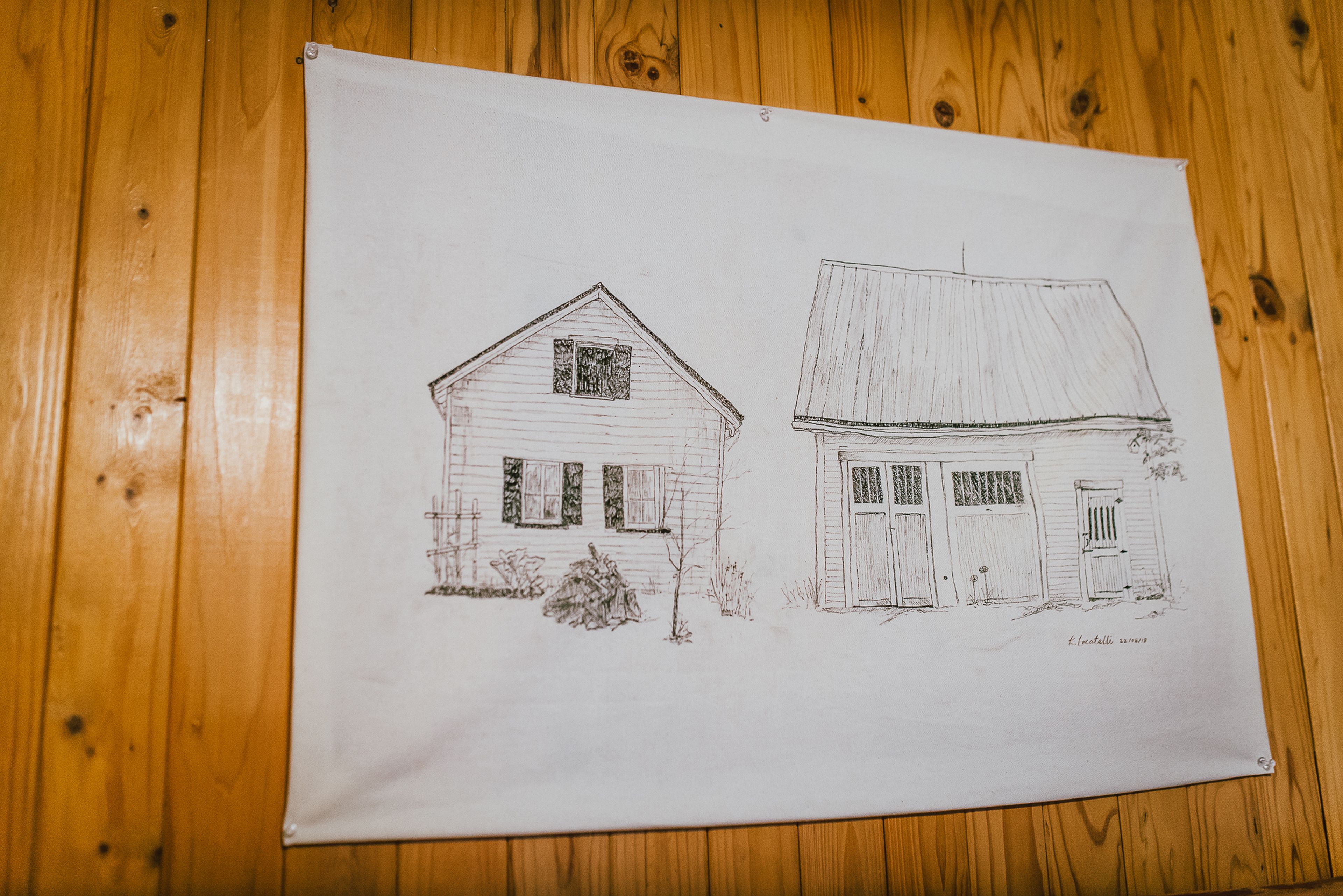 Un boceto de dos edificios sobre un piso de madera.