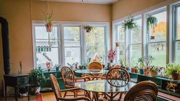 Free daily continental breakfast
