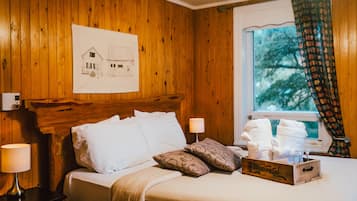 Standard Room, 1 Queen Bed | Soundproofing, free WiFi, bed sheets