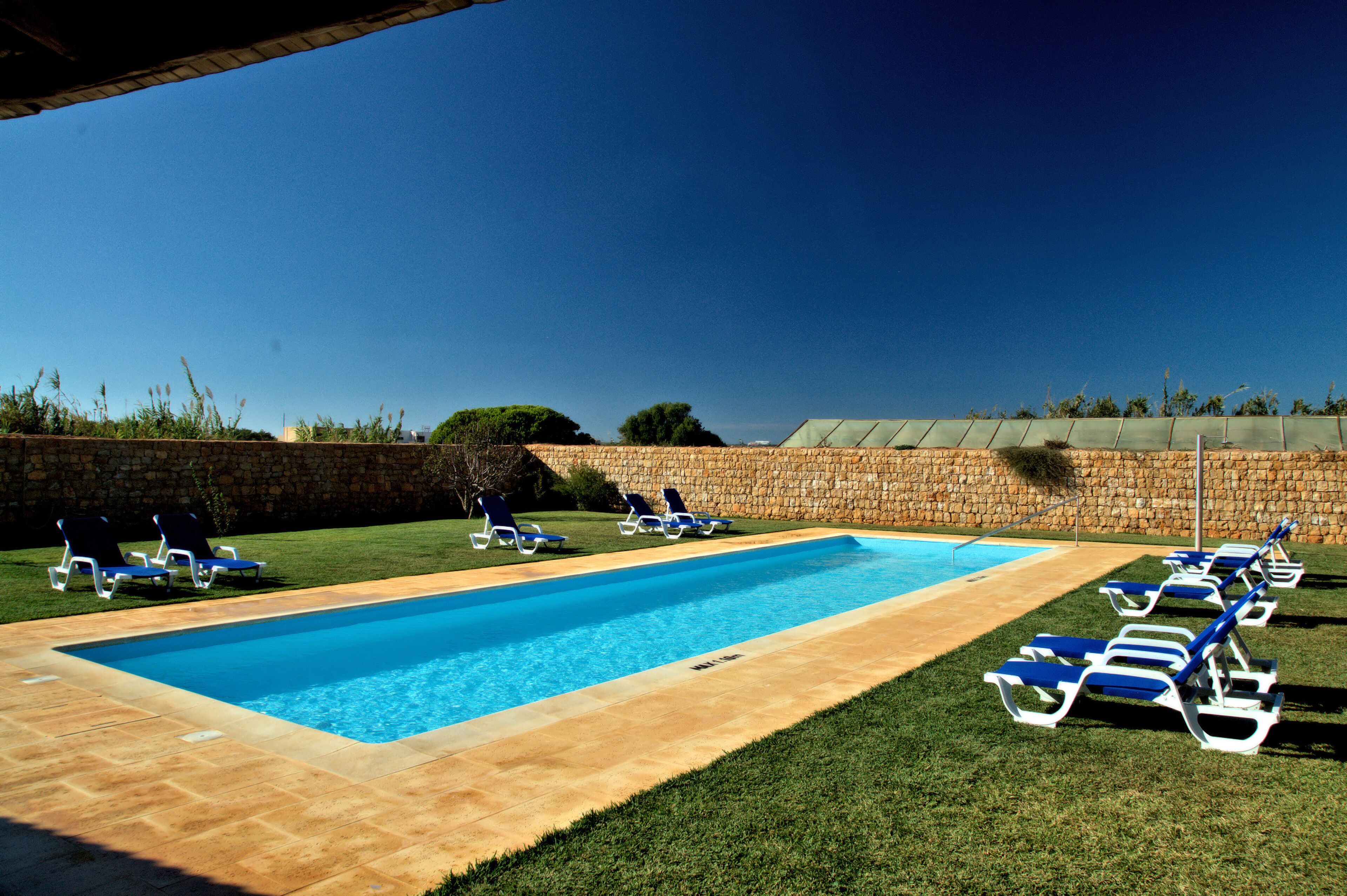 seasonal outdoor pool, pool loungers