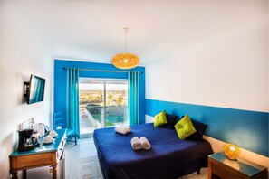 Safe på rommet, skrivebord, wi-fi (inkludert) og sengetøy