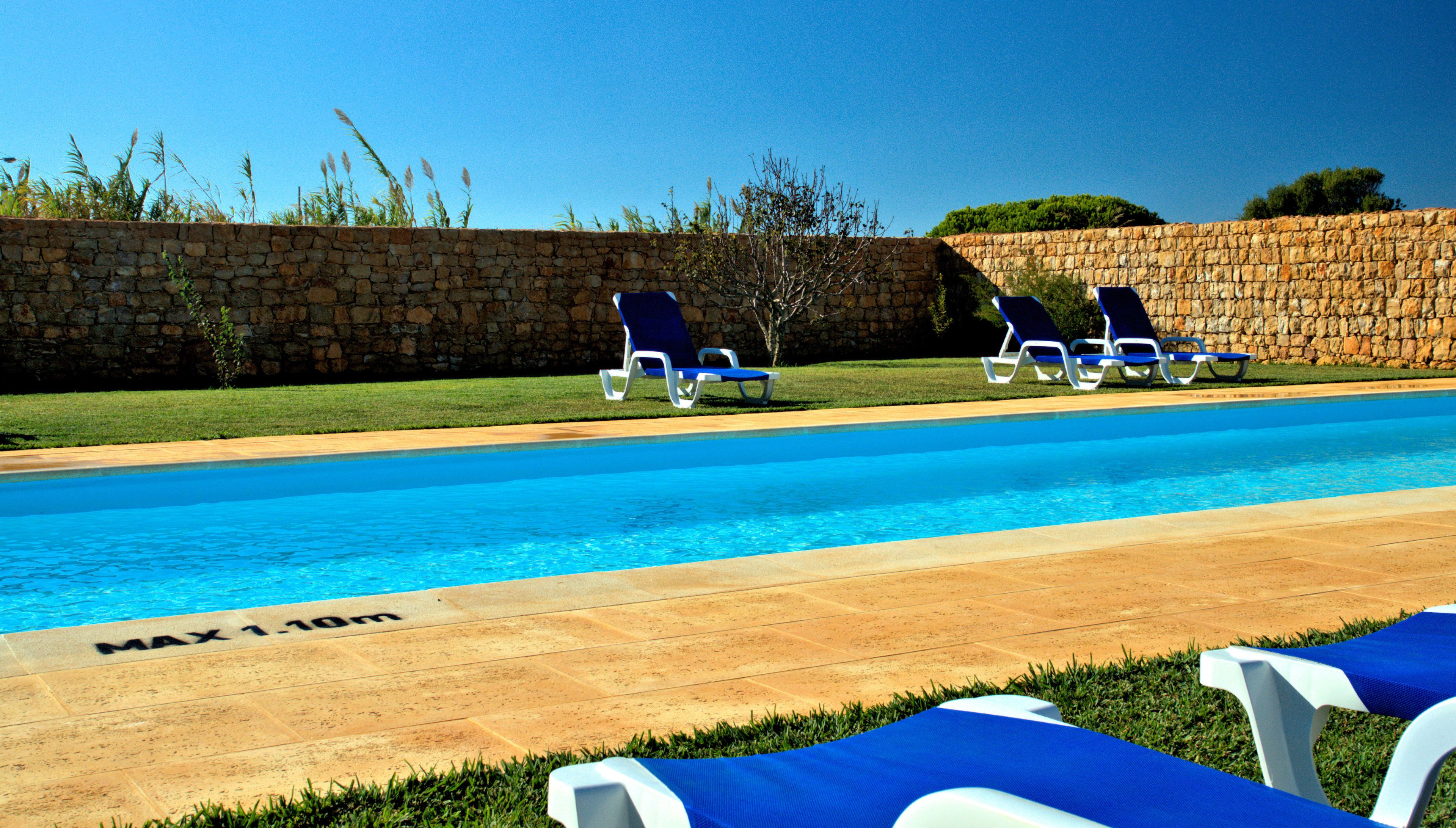 seasonal outdoor pool, pool loungers