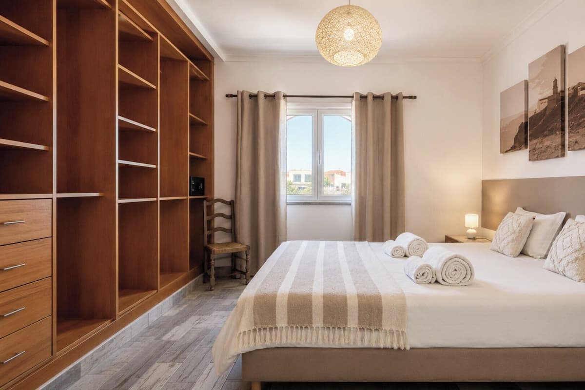 Caja fuerte, escritorio, wifi gratis y ropa de cama