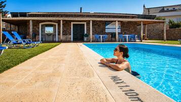 Seasonal outdoor pool, pool loungers