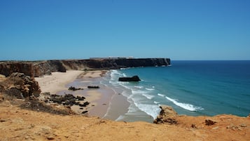 Una spiaggia nelle vicinanze