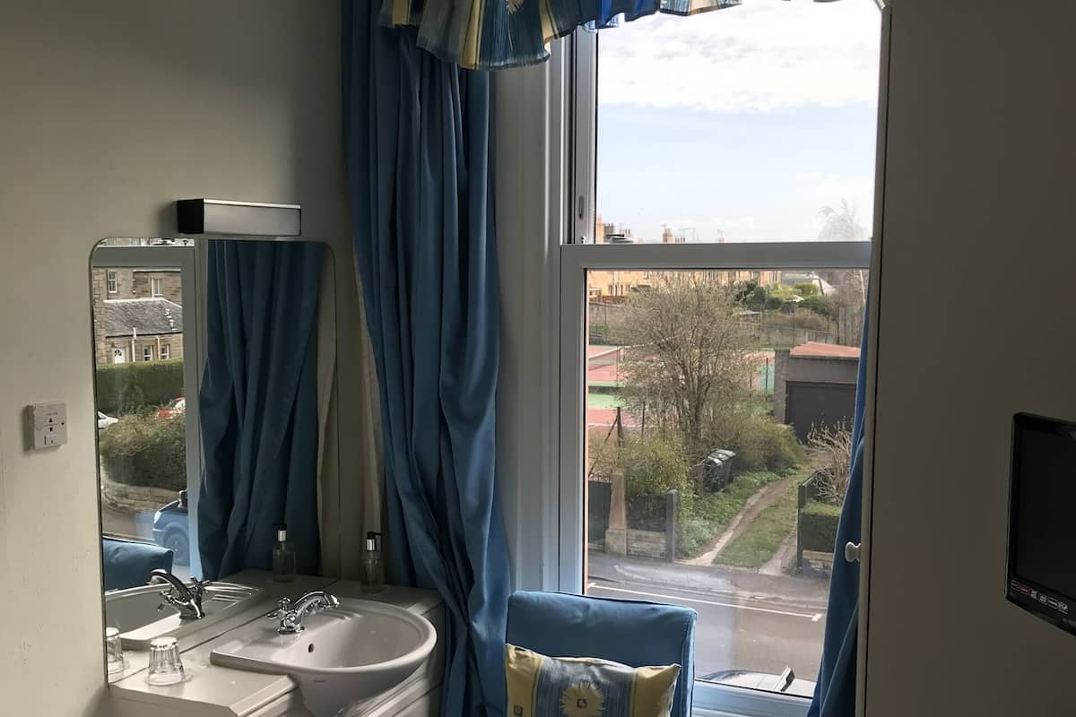 Single Room, Private Bathroom (Small External)
