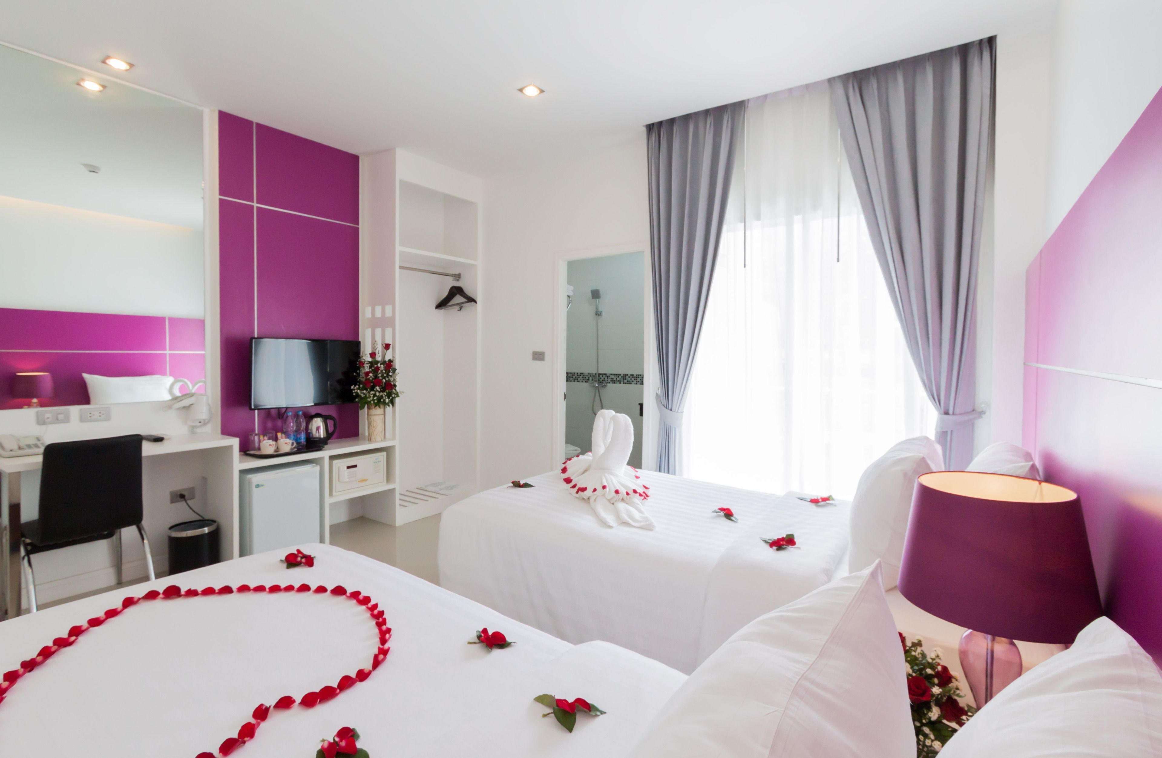 Minibar, caja de seguridad en la habitación, wifi gratis y ropa de cama 